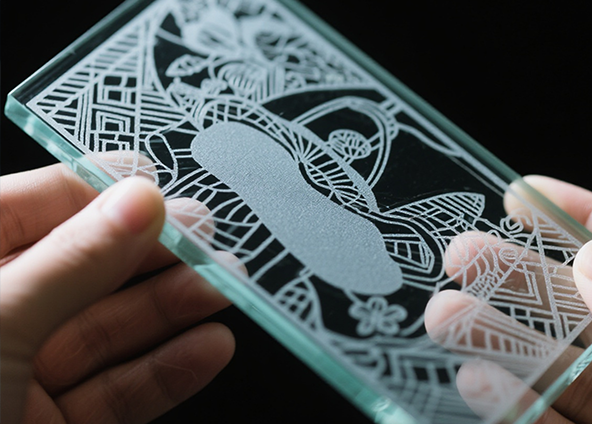 Zein laser kontrolagailu aukeratu behar dut laser grabatutako beirarako?