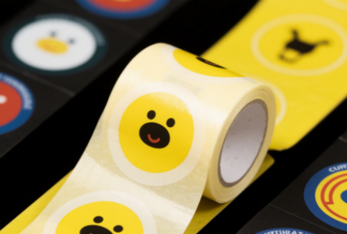 Iraul ezazu zure etiketa itsasgarrien lan-fluxua laser kontrol sistema aurreratua erabiliz